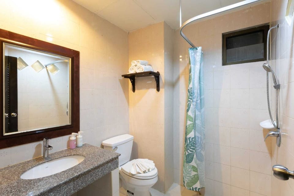 Standard Double or Twin Room | Bathroom | Free toiletries, bidet