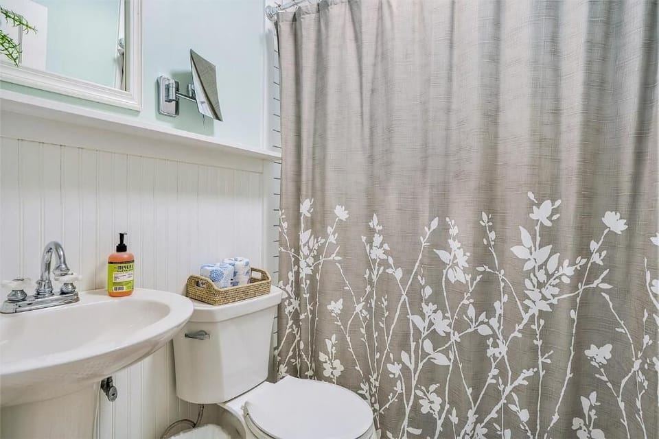 Bathroom 2 - shower/tub
