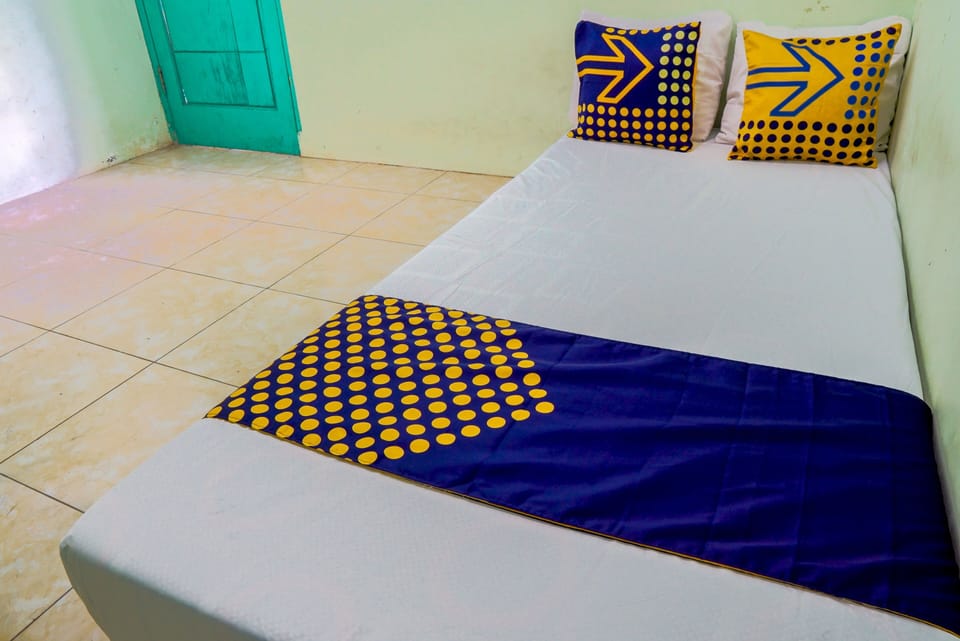 Economy Double Room | Desk, laptop workspace, bed sheets