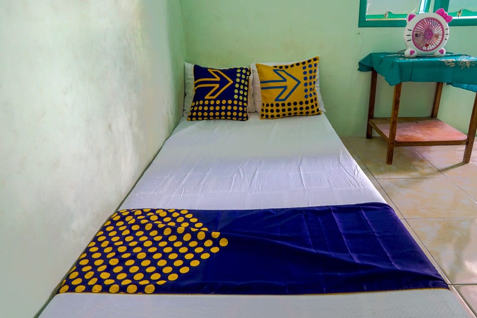 Economy Double Room | Desk, laptop workspace, bed sheets