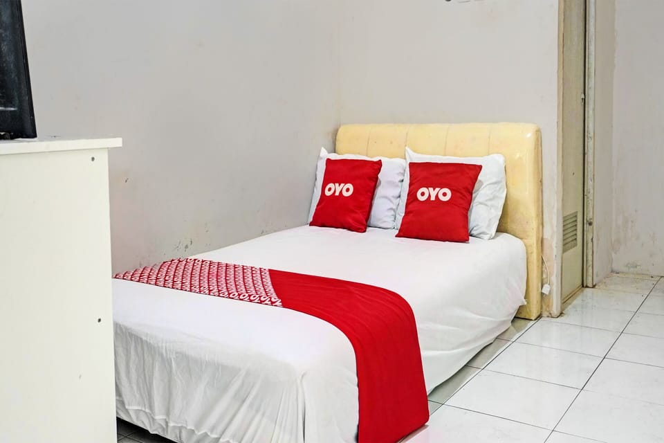 Standard Double Room | Laptop workspace, bed sheets