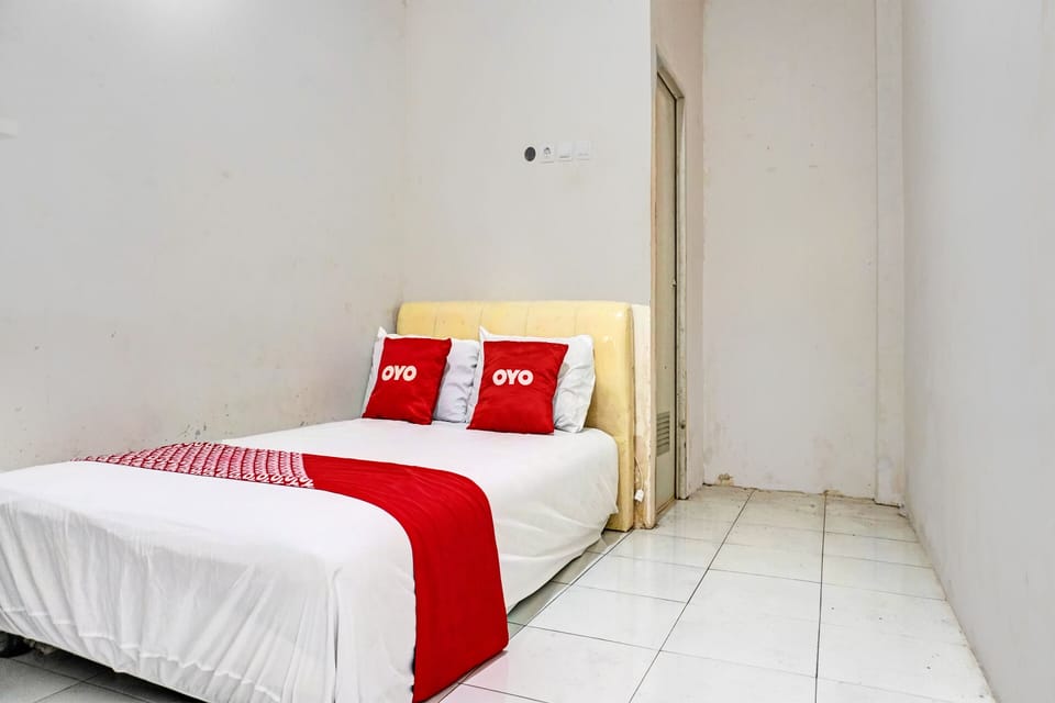 Standard Double Room | Laptop workspace, bed sheets