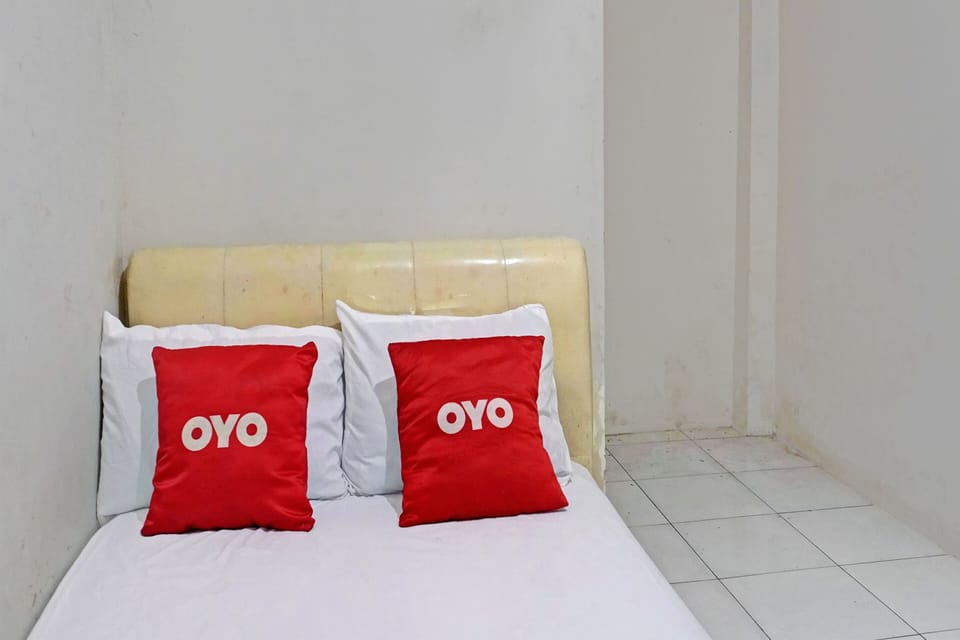 Signature Double Room | Laptop workspace, bed sheets