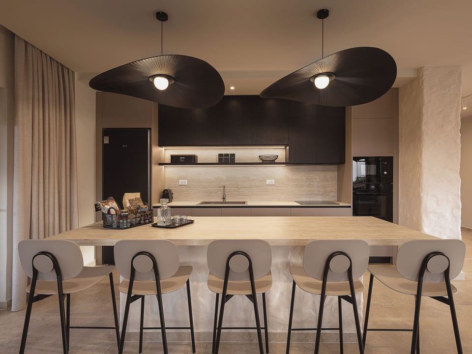 Full-size fridge, microwave, oven, stovetop