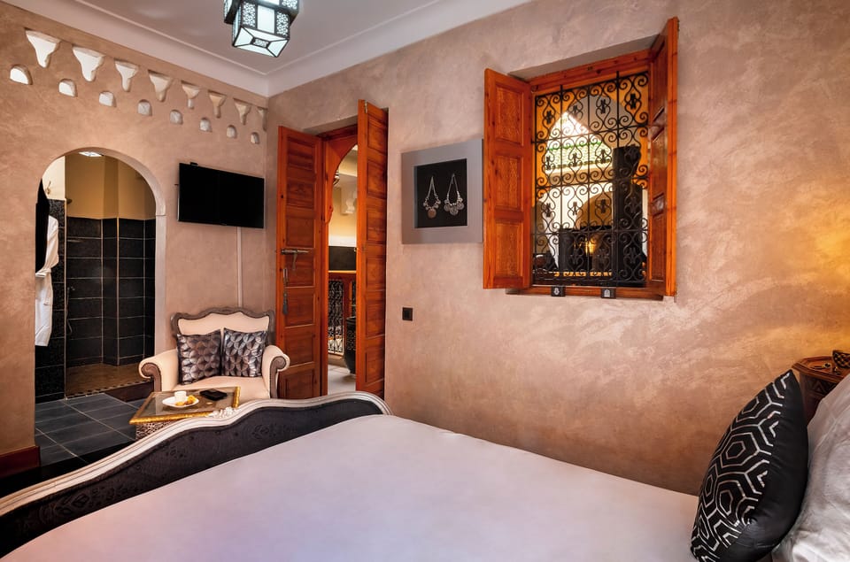 Qamar | Hypo-allergenic bedding, in-room safe, individually decorated