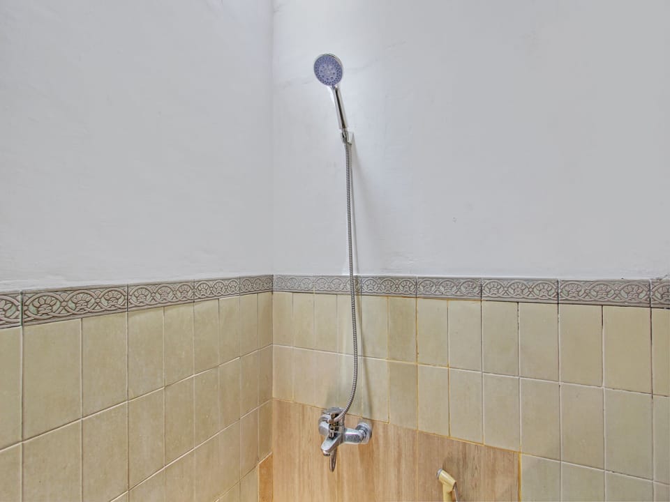 Economy Double Room | Bathroom | Shower, towels, toilet paper