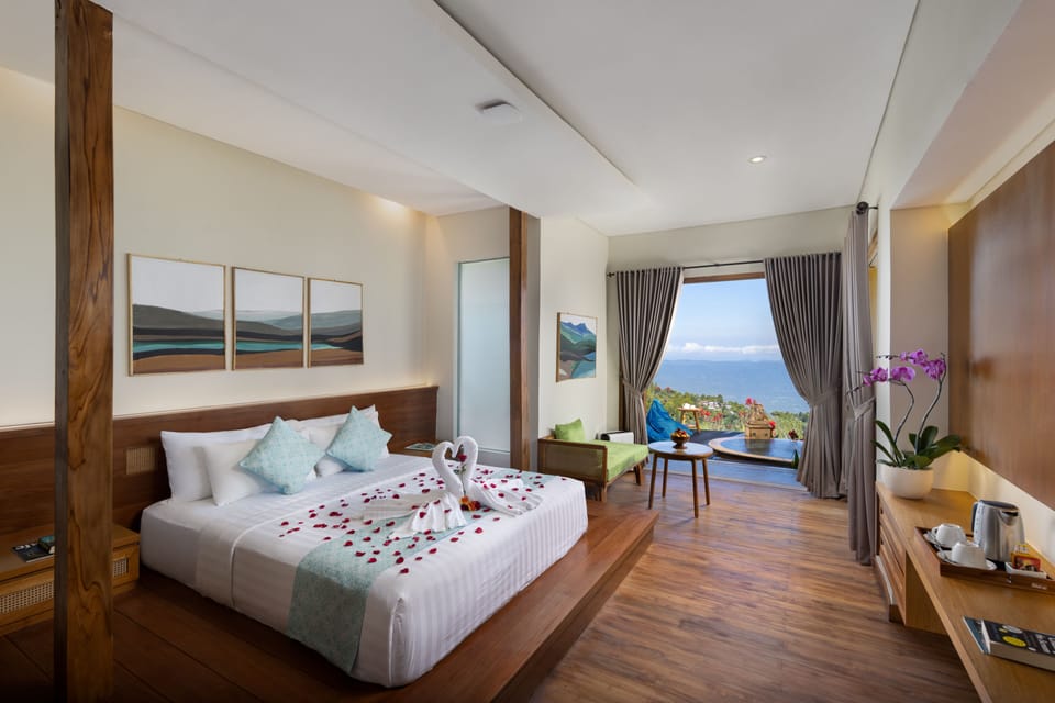 Premium Suite | Egyptian cotton sheets, premium bedding, memory foam beds, in-room safe