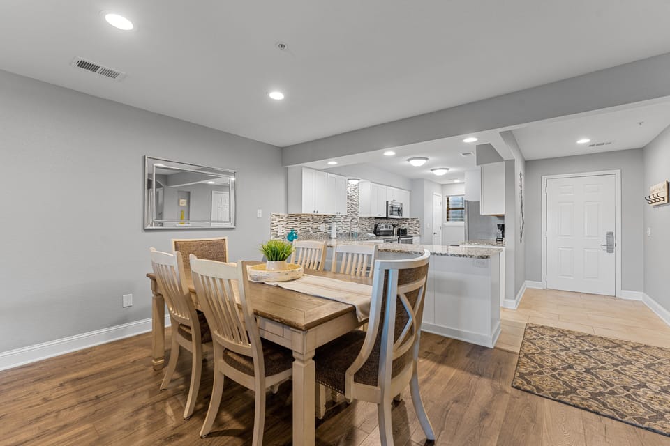 Condo, 2 Bedrooms | Dining