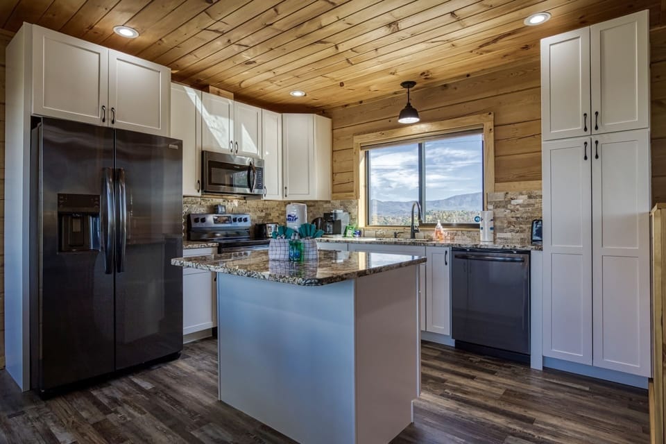 Cabin, 3 Bedrooms | Private kitchen | Fridge, oven, coffee/tea maker, toaster
