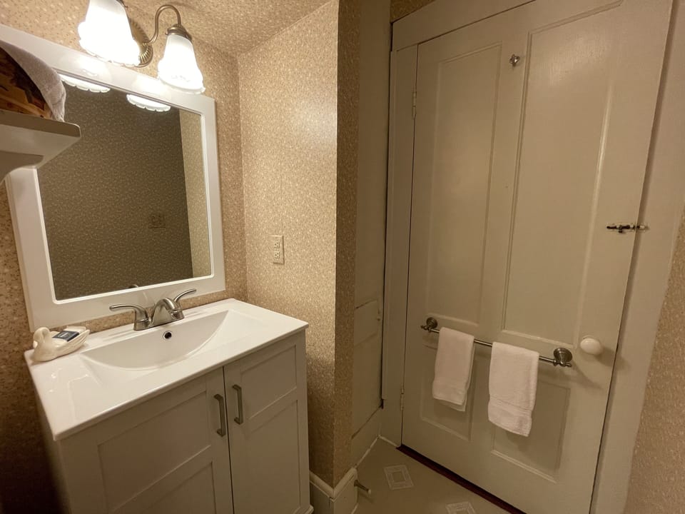 Deluxe Room, 1 King Bed, Fireplace, Mountainside | Bathroom | Free toiletries, hair dryer, towels, soap