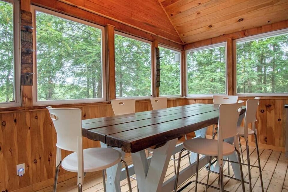Screened sunroom with view of the lake