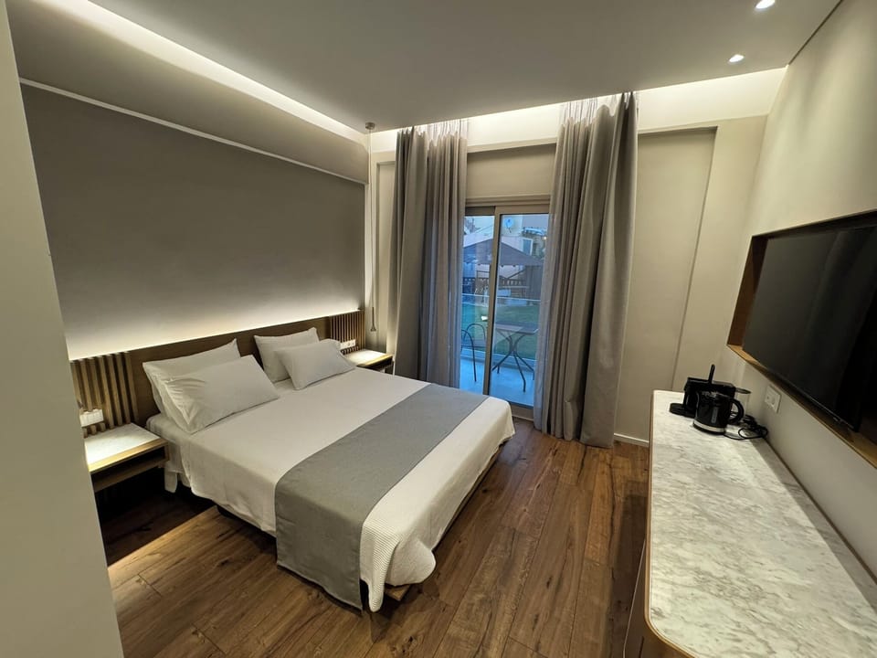 In-room safe, desk, laptop workspace, soundproofing