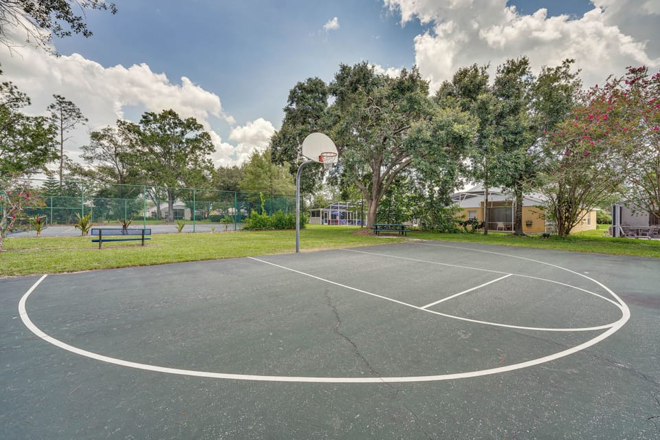 Private Pool Retreat, 6 Mi to Disney World Cottage in Kissimmee