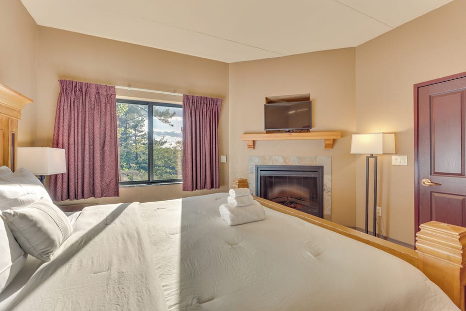 Wisconsin Dells Resort Condo w/ 2 Fireplaces Apartment in Wisconsin Dells