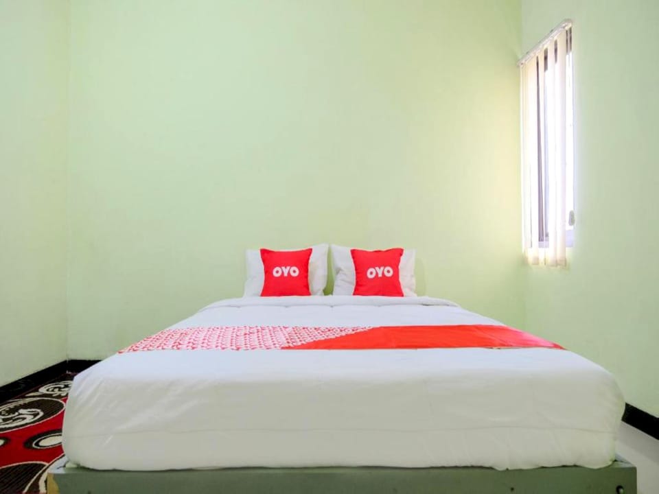 Laptop workspace, free WiFi, bed sheets
