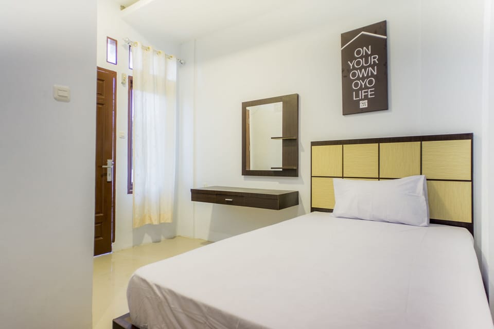 Desk, laptop workspace, WiFi (free), bed sheets