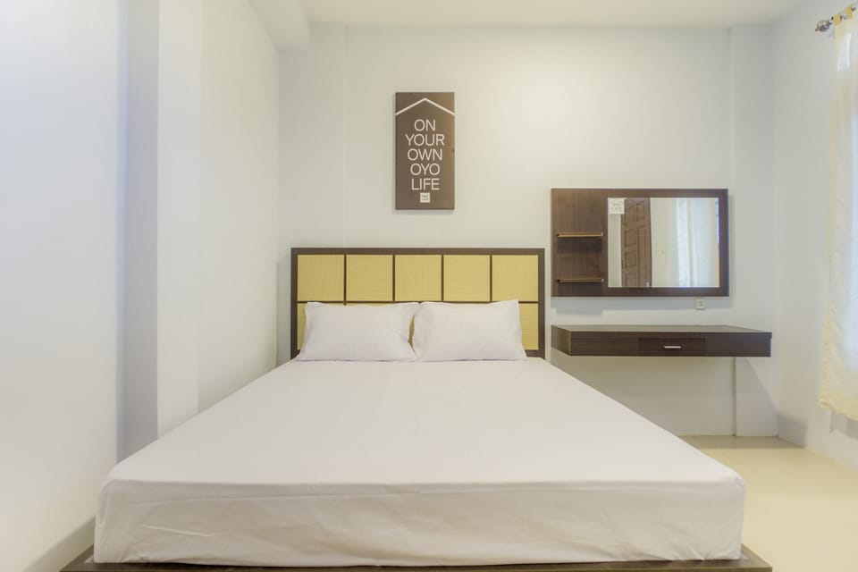 Desk, laptop workspace, WiFi (free), bed sheets