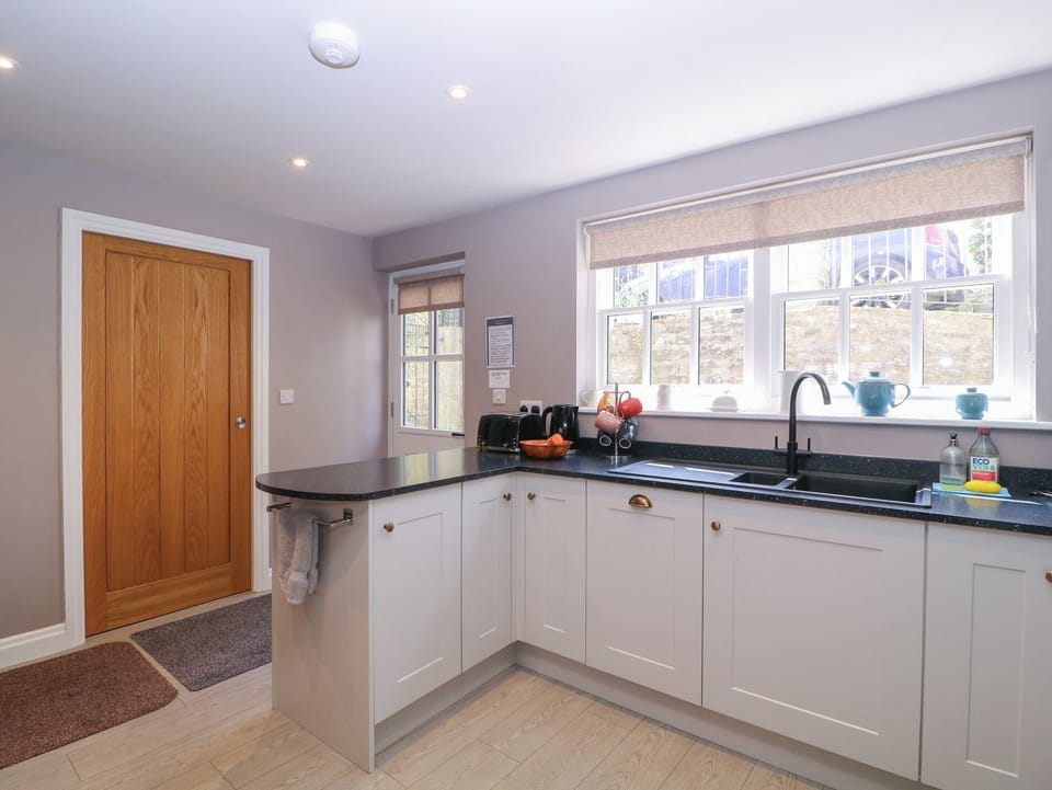 Cottage | Private kitchen | Fridge, dishwasher, electric kettle, toaster