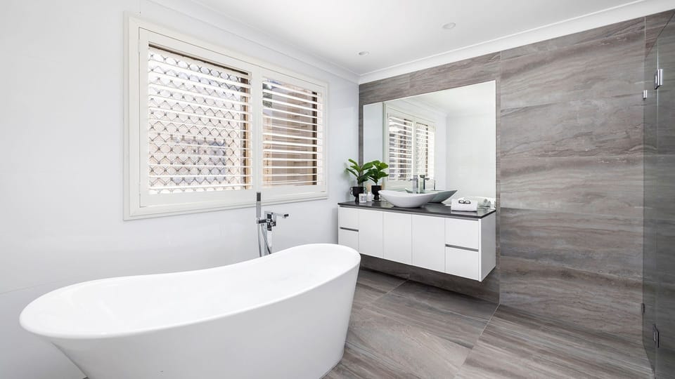 Coastal Breezes | Main bathroom | Bath | Shower | Linen provided