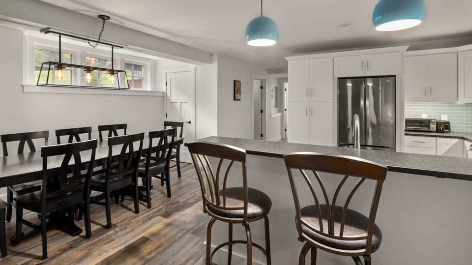 Modern Kitchen and Dining Area