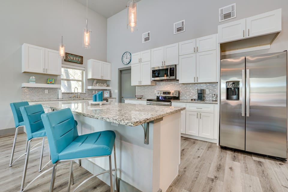 Kitchen | Central Air Conditioning/Heat | Free WiFi