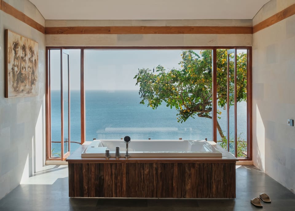 Deep soaking bathtub