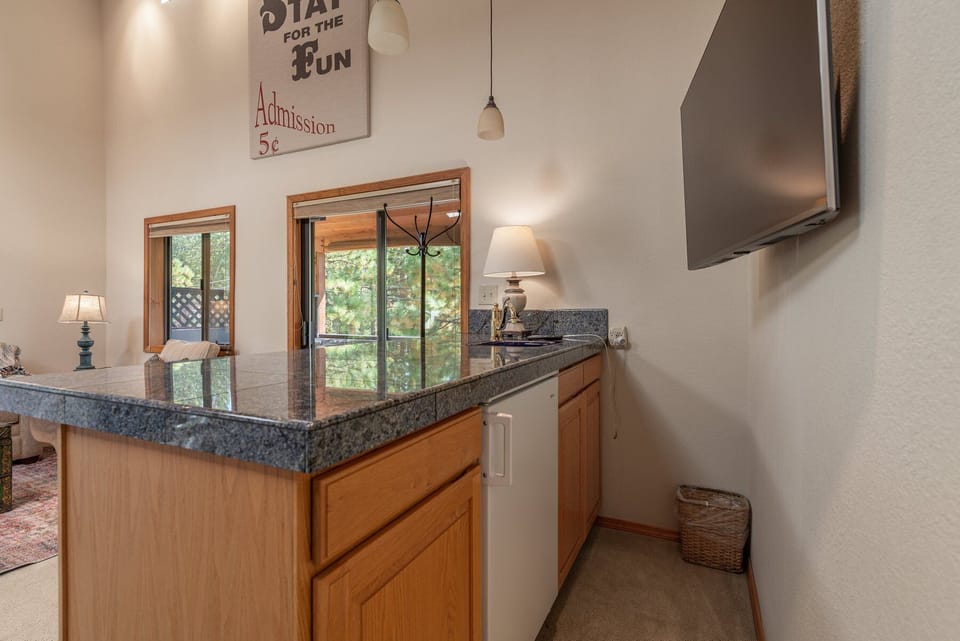 Wet bar in bedroom 2