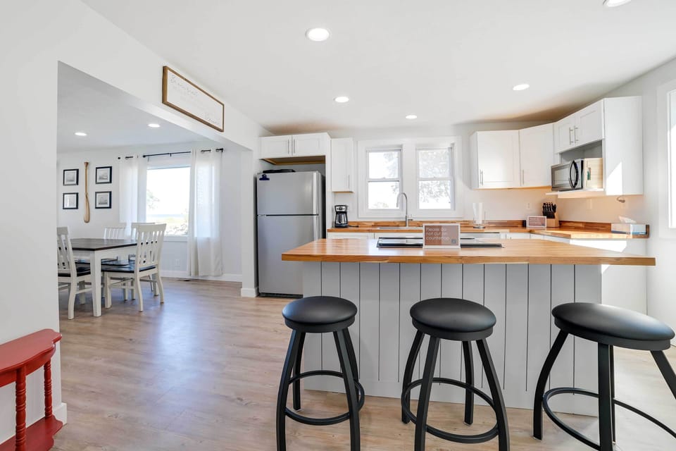 Kitchen | Cooking Basics | Coffee Maker | Paper Towels/Trash Bags Provided