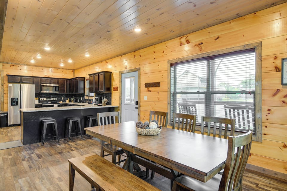 Dining Area | Dishware/Flatware Provided