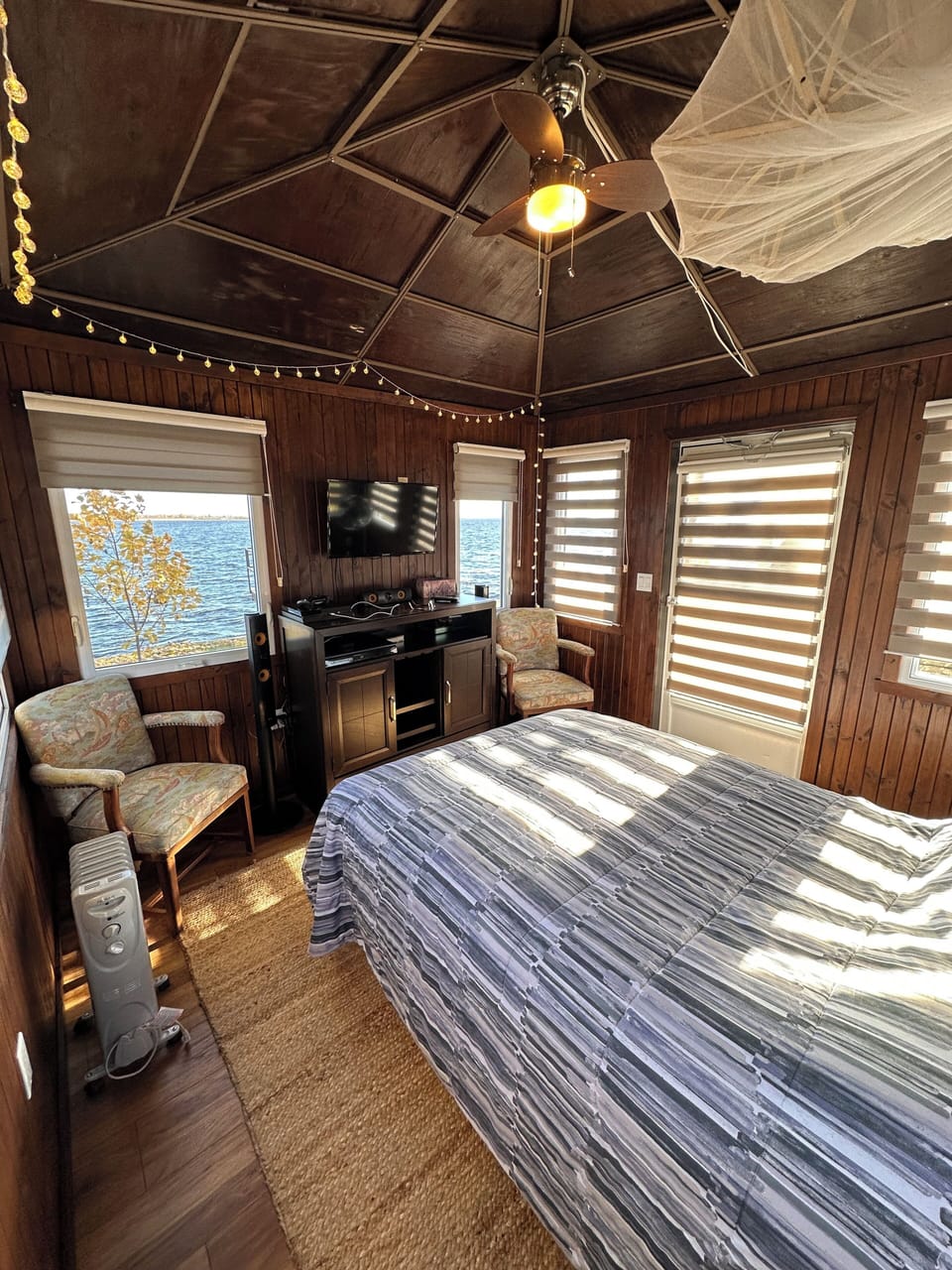Pavilion with bed (offered in season) (3)