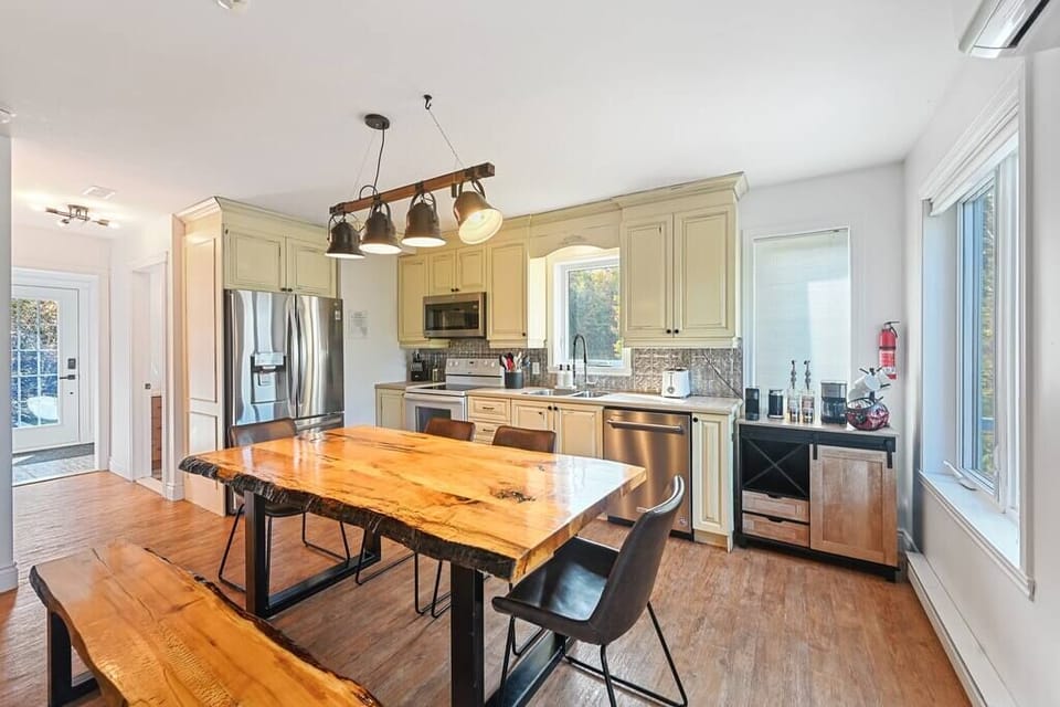 Kitchen and dining room (1)