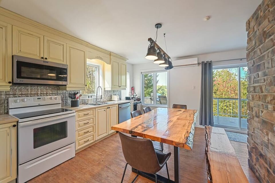 Kitchen and dining room (3)