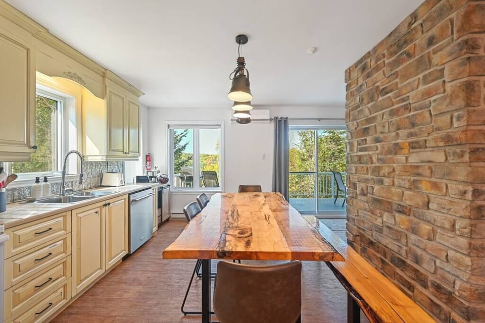 Kitchen and dining room (2)