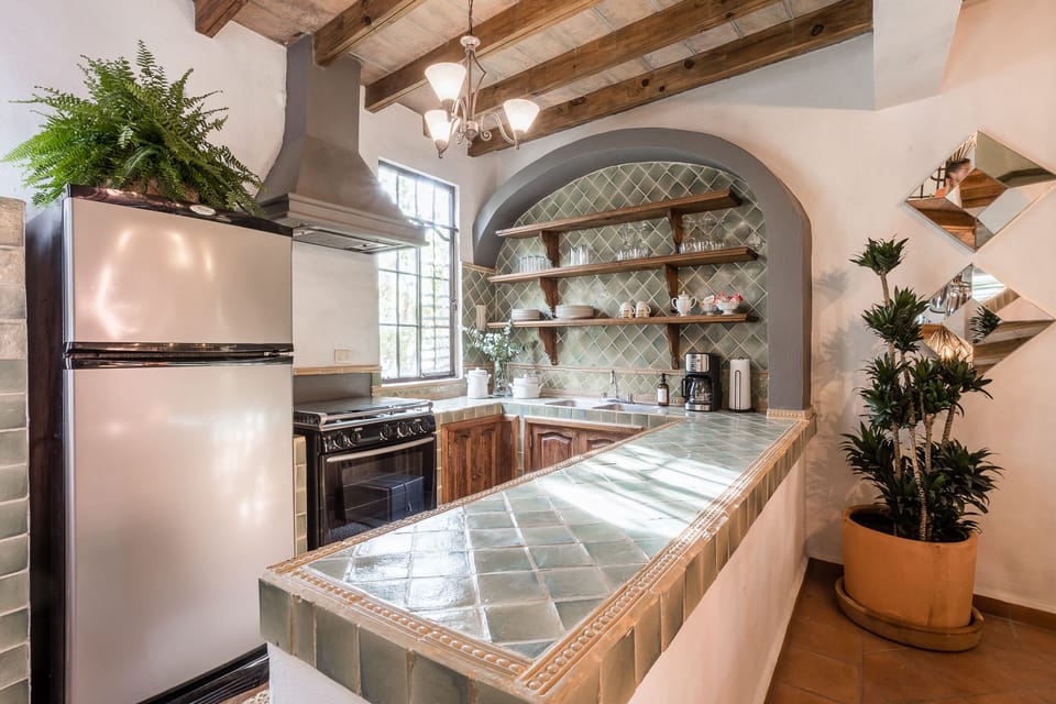 Full-size fridge, microwave, oven, stovetop