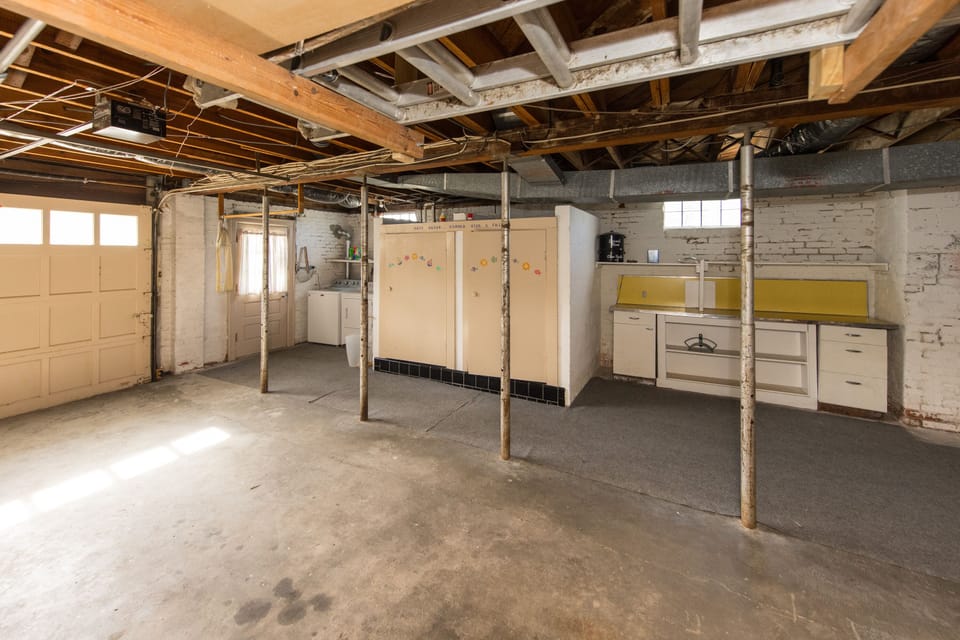 Garage with 2 showers and bath