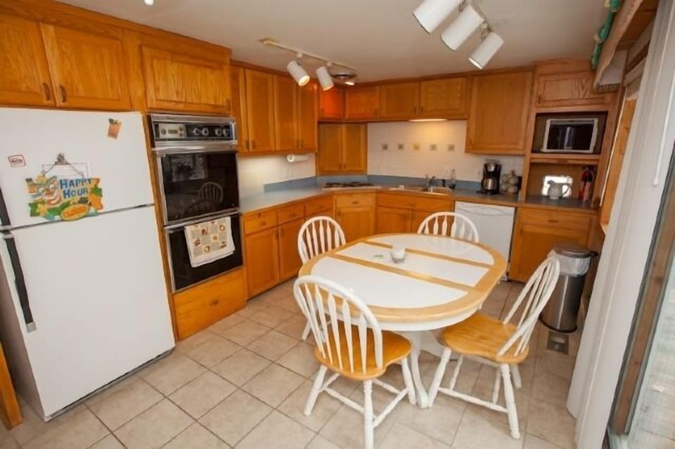 Kitchen with eating table