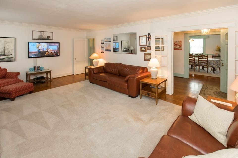 First Floor
Living room