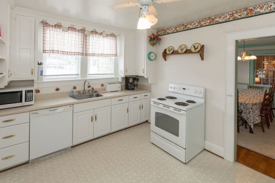 First Floor
Kitchen