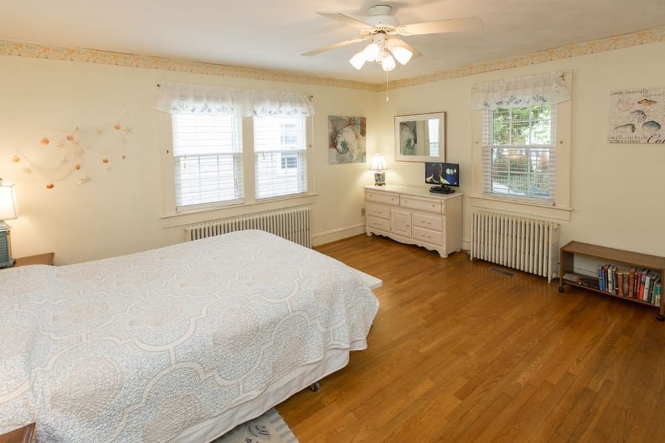 First Floor 
Bedroom 1 - Queen