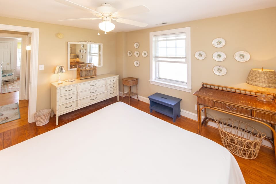 2nd Floor
Primary bedroom