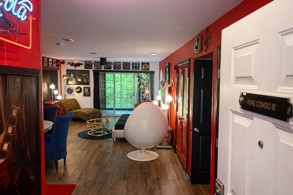 Grand Single Room, 2 Bedrooms, Jetted Tub, Golf View | Individually decorated, individually furnished, blackout drapes