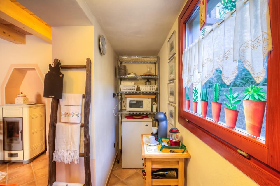 Family House, 1 Bedroom, Balcony, Lakeside (La Casa Dell'Uva Fragola outdoor) | Private kitchen