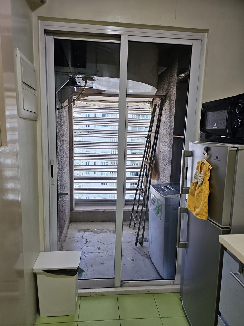 Basic Condo | Private kitchen | Fridge, microwave, stovetop, electric kettle