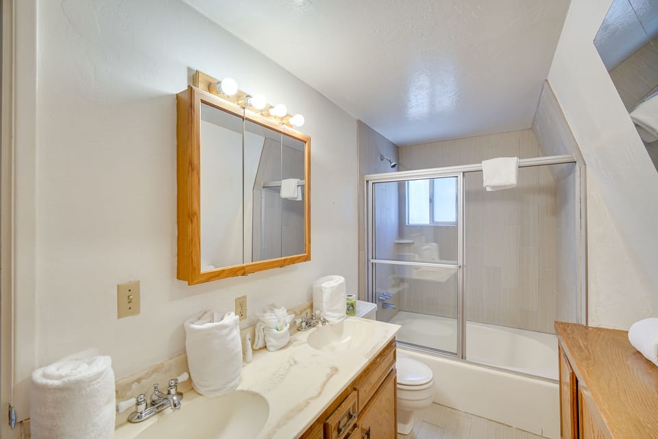 Full Bathroom | Towels Provided | Complimentary Toiletries