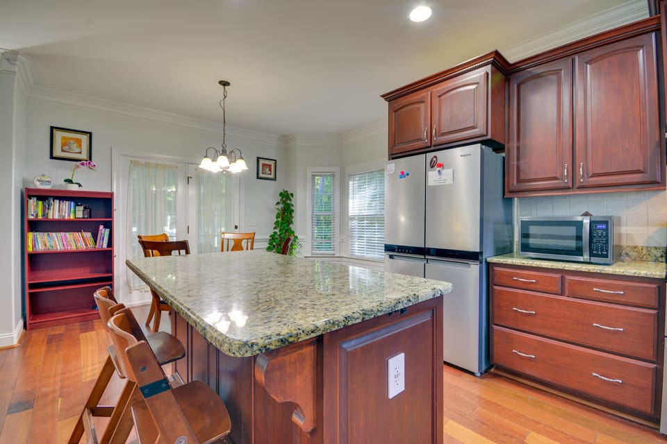 Kitchen | Cooking Basics | Coffee Maker | Paper Towels/Trash Bags Provided