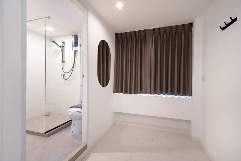 Standard Studio | Desk, soundproofing, free WiFi