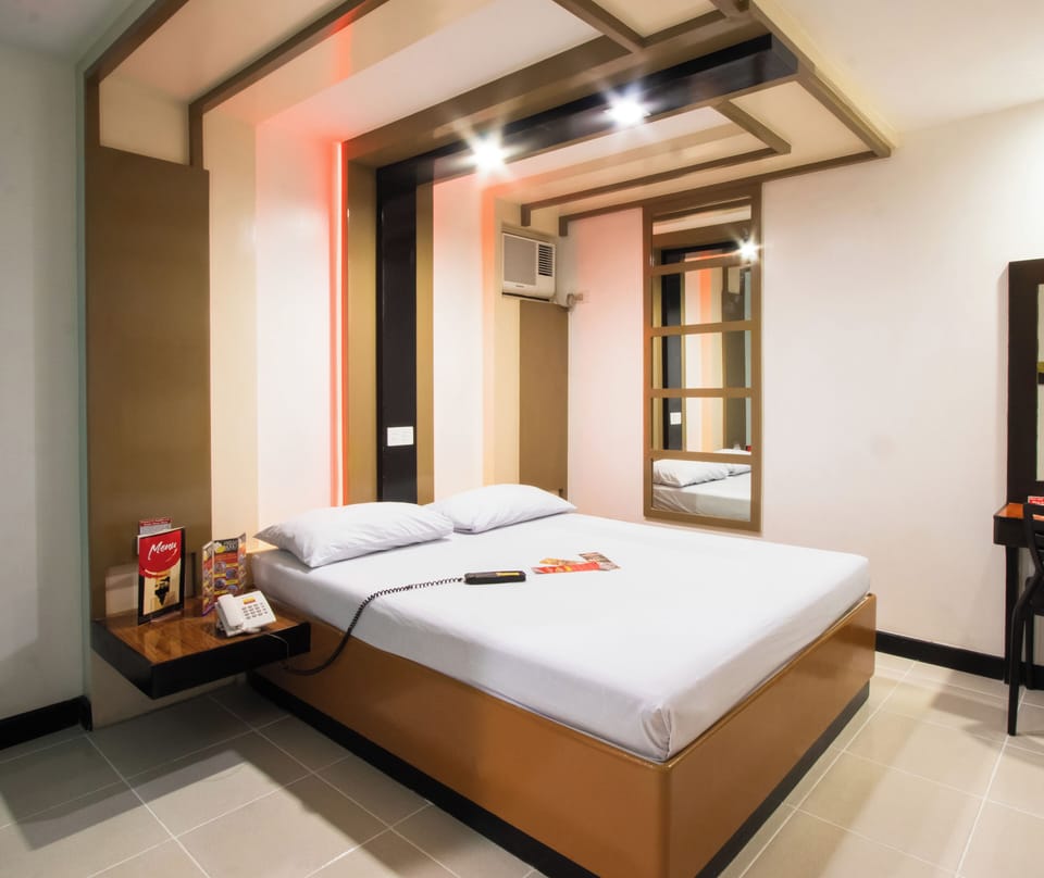 Deluxe Room, 1 Queen Bed | Free WiFi, bed sheets
