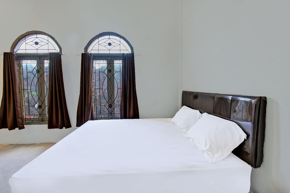 Deluxe Double Room | Laptop workspace, WiFi (free), bed sheets