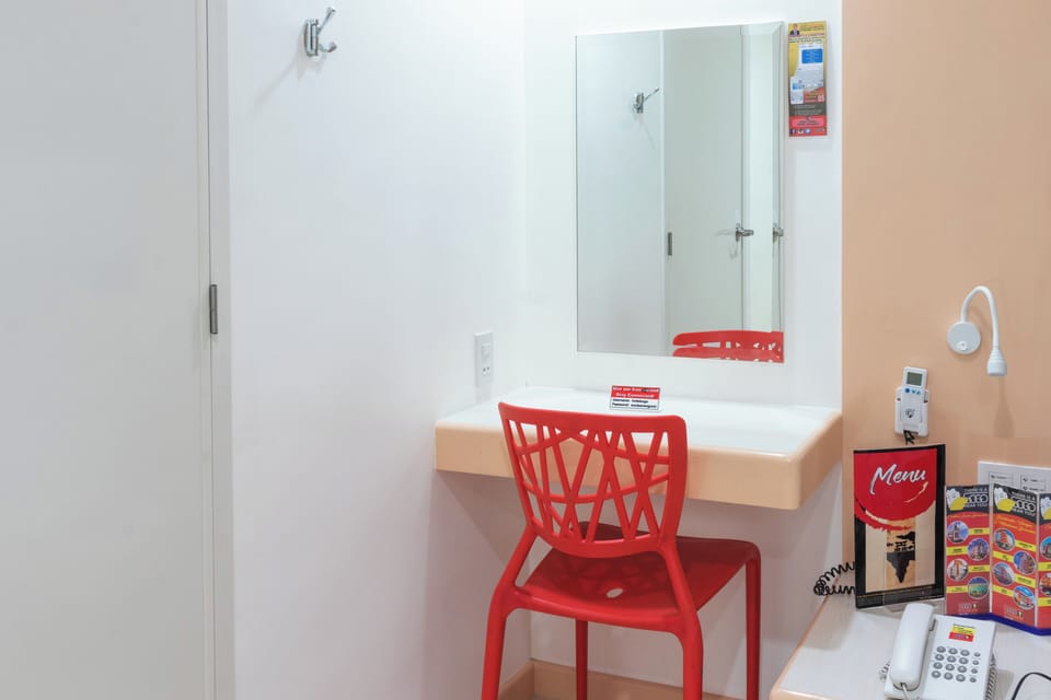 Executive Room, 1 Queen Bed | Living area | Flat-screen TV