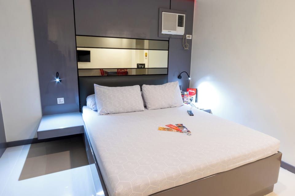 Executive Room, 1 Queen Bed | Desk, free WiFi